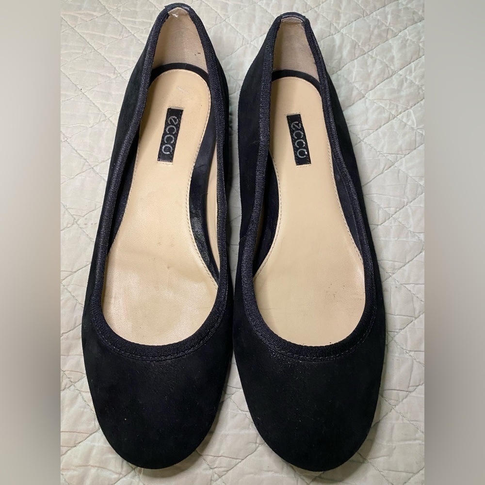 ECCO black flats, size 38 (7.5 US). Suede with leather. Quality and comfort.